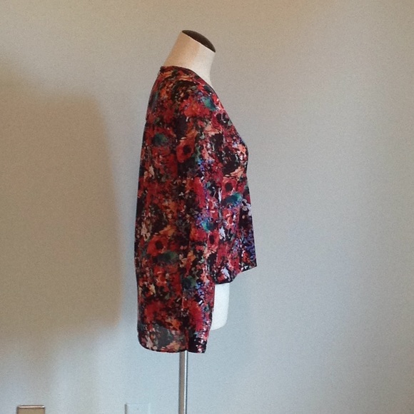 Beautiful Floral top by Wayf - Picture 2 of 6